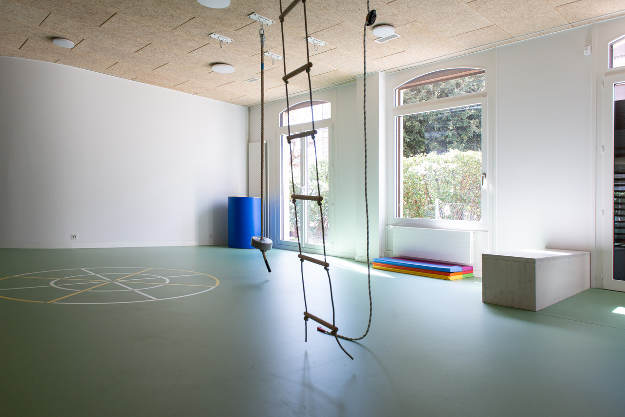 salle motricité avec rail ZeroG® du centre qap